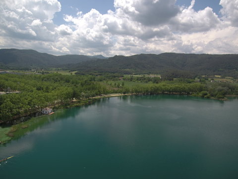 Barcas en el lago de Bañolas,el lago más grande de Cataluña, en la provincia de Gerona. Es el principal símbolo de la ciudad de Banyoles (Girona,España)