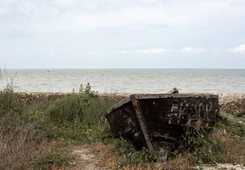 Fototapeta na wymiar old boat on the beach