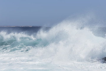 Playa Blanca Lanzarote Brandungswelle spritzt hoch