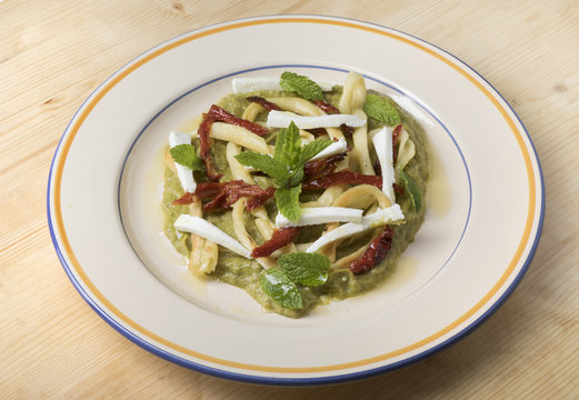 Pasta con pomodori secchi, menta e formaggio