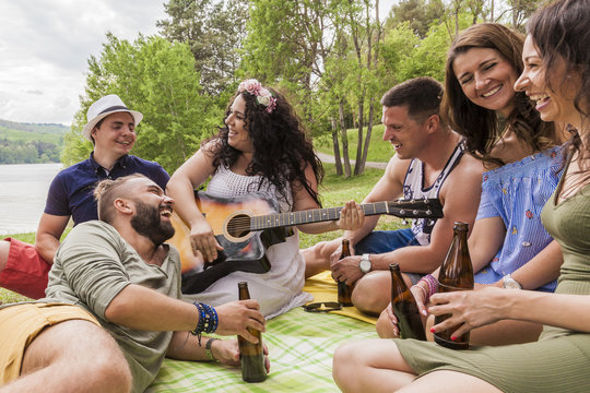 ausgelassene partystimmung unter freunden bei einem picknick im grünen
