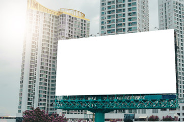 Obraz premium Blank billboard ready for new advertisement,Blank billboard at blue sky background