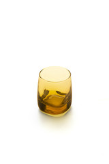 Bicchiere di vetro giallo