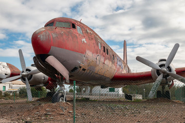 Altes verfallenes Flugzeug auf einer Wiese