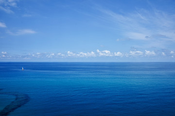 Einzelnes Segelschiff im blauen Mittelmeer