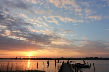 idyllischer Steg bei Sonnenuntergang