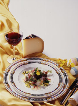 Salat Rotwein K&auml;se Eier K&auml;se Spinat Gem&uuml;se Italien Frankreich Pasta Speisekarte K&auml;se fromage Nudeln Tomaten teller nobel Sternekoch Sternerestaurant