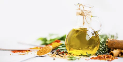 Photo sur Plexiglas Aromatique Olive oil with spices and herbs