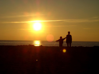 Fototapeta premium Insel Strandkorb Strandkörbe Nordsee Meer Sonne Familie Liebe Sonne Sonnenuntergang