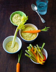 Vegetable sticks with curry cream cheese