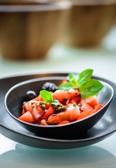 Erdbeersalat mit grünem Pfeffer und Balsamico Dressing
