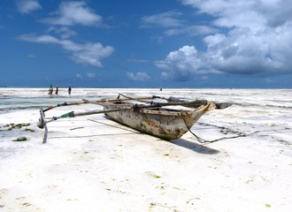 Dhau am Strand von Jambiani auf Zanzibar (Tanzania)