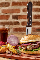 Hamburguer com fundo rústico
