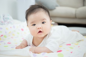 うつ伏せの赤ちゃん