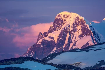 Der Farbtupfer im Sonnenaufgang-Sonnenuntergang-Himmel über der antarktischen Bergkette. Dieses spektakuläre Bild wurde während der extremen Expedition zur Wernadski-Forschungsbasis aufgenommen. Schönheit der wilden Natur. © Goinyk