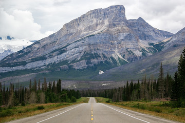 Naklejka premium Mountain Meets Road in Banff National Park, Alberta, Canada