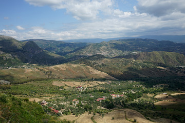 Fototapeta na wymiar Blick auf ein Dorf in der Berglandschaft von Kalabrien
