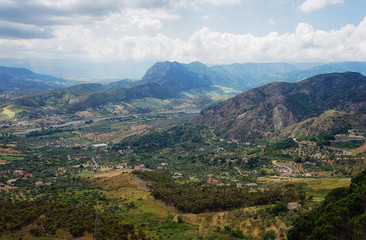 Fototapeta na wymiar Blick in die Berglandschaft von Gerace in Kalabrien