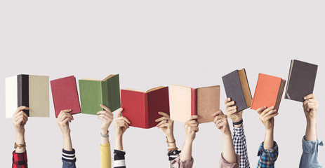 Fototapeta premium Ręce ludzi trzymają książki