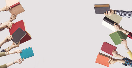 Naklejka premium The hands of people hold books