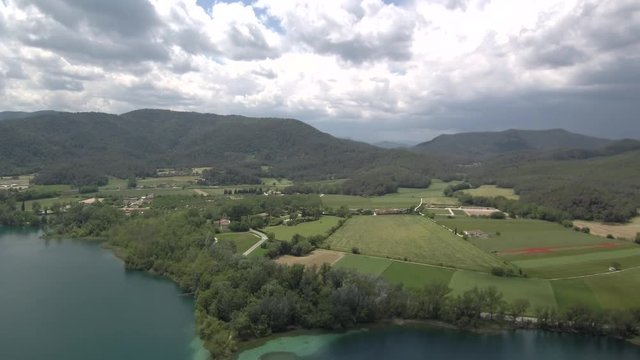 Drone en Bañolas con el lago más grande de Cataluña, en la provincia de Gerona. Es el principal símbolo de la ciudad de Banyoles (Girona,España) Video aereo con Dron