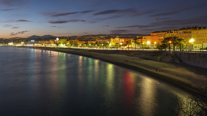 Fototapeta na wymiar Une vue sur le bord de mer de la ville de nice lors d’un magnifique couché de soleil 