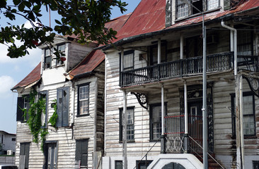 Façade délavée d'une maison en bois