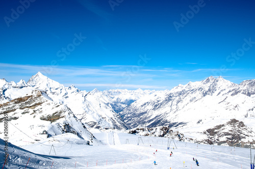 ブレイユ チェルヴィナイア プラトー ローザからスイス ツェルマットに下るスキーコース 3月 イタリア ヴァッレ ダオスタ州 スイス ヴァレー州 Wall Mural Tatsuo115