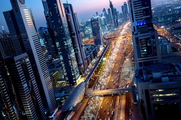 Foto op Plexiglas Sheikh Zayed Road in zonsondergangtijd, Dubai, Verenigde Arabische Emiraten © Iakov Kalinin
