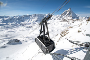 ブレイユ＝チェルヴィナイア　プラトー・ローザのロープウェイ（3月、イタリア　ヴァッレ・ダオスタ州）