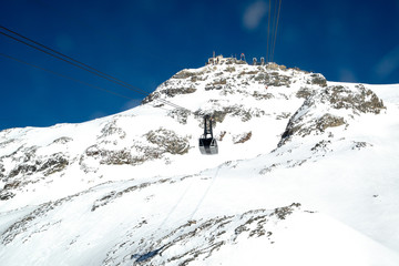 ブレイユ＝チェルヴィナイア　ロープウェイから見上げたプラトー・ローザ（3月、イタリア　ヴァッレ・ダオスタ州）