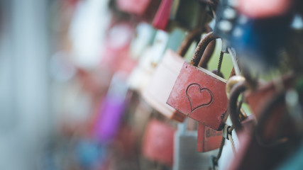 Liebesschlösser, Herzsymbol, Textfreiraum , Breitbild