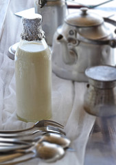 Botella de leche entera ara el desayuno.