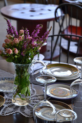 Mesa decorada para celebracion de matrimonio.