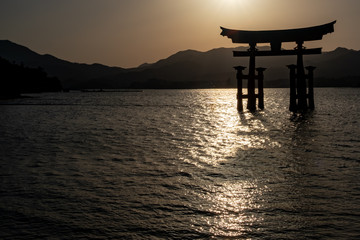 Torii au coucher de soleil à Miyajima