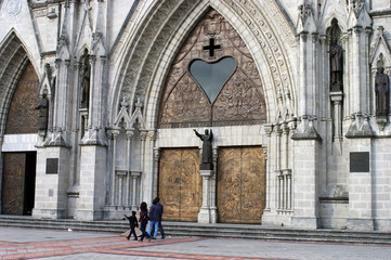 Famille devant la cathédrale