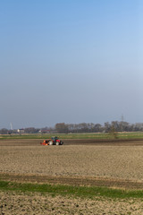 traktor auf einem Feld in Hochformat