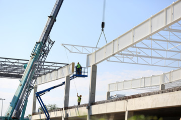Robotnicy na budowie budynku z konstrukcji stalowych. © Stanisław Błachowicz