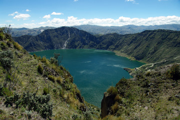 Lac volcanique aux eaux turquoise