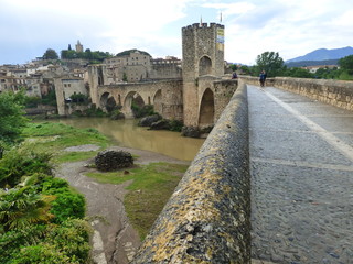 Obraz premium Puente de Besalu, pueblo medieval de la Garrotxa, en la provincia de Gerona (Cataluña, España)