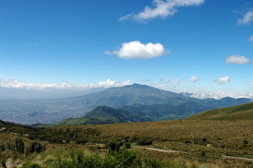 Fototapeta na wymiar Volcan au-dessus de Quito