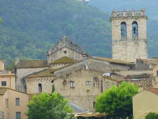 Fototapeta na wymiar Besalu, pueblo medieval de la Garrotxa, en la provincia de Gerona, Comunidad Autónoma de Cataluña, España