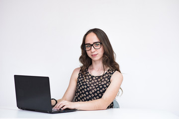 Naklejka premium Portrait of beautiful brunette manager girl on white background with laptop