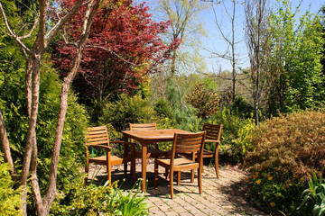 Obraz premium Setting of wood table in the garden, lunch in the park picknick area