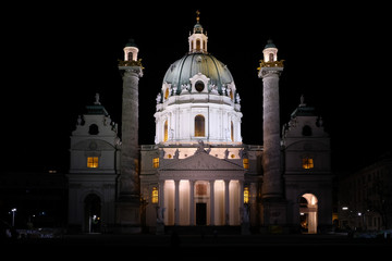Fototapeta na wymiar Karlskirche bei Nacht, 2018