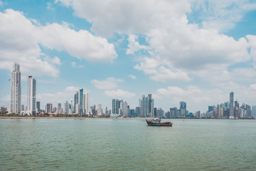 Fototapeta premium Fisher łódź z tłem panoramę miasta nowoczesny wieżowiec - Panama City