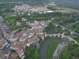 Fototapeta premium Drone en Besalu, pueblo medieval de la Garrotxa, en la provincia de Gerona, Comunidad Autónoma de Cataluña, España. Fotografia aerea con Dron