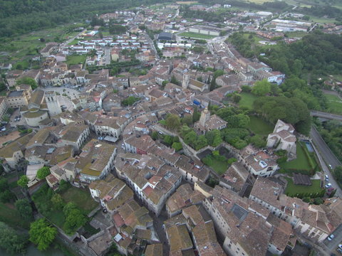 Drone en Besalu, pueblo medieval de la Garrotxa, en la provincia de Gerona, Comunidad Autónoma de Cataluña, España. Fotografia aerea con Dron