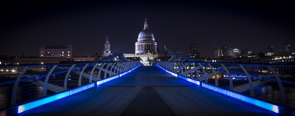 St Pauls - Millenium Bridge London