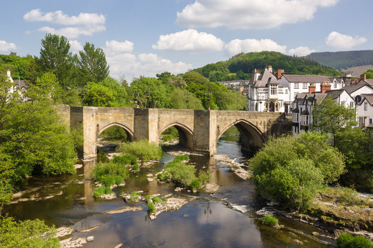 Fototapeta The Dee bridge in Llangollen one of the Seven Wonders of Wales built in 16th century it is the main crossing point over the River Dee or Afon Dyfrdwy in Welsh